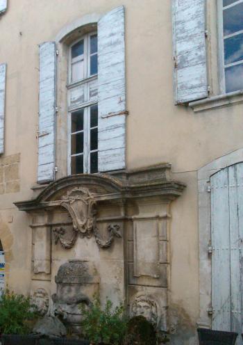Une ancienne demeure de notable à Lourmarin, place de la fontaine (monument classé).