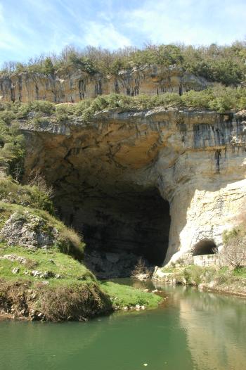 La sortie de l'Arize de la grotte du Mas-D'Azil, refuge traditionnel des hommes, depuis le Néolithique jusqu'au XVIe siècle. 